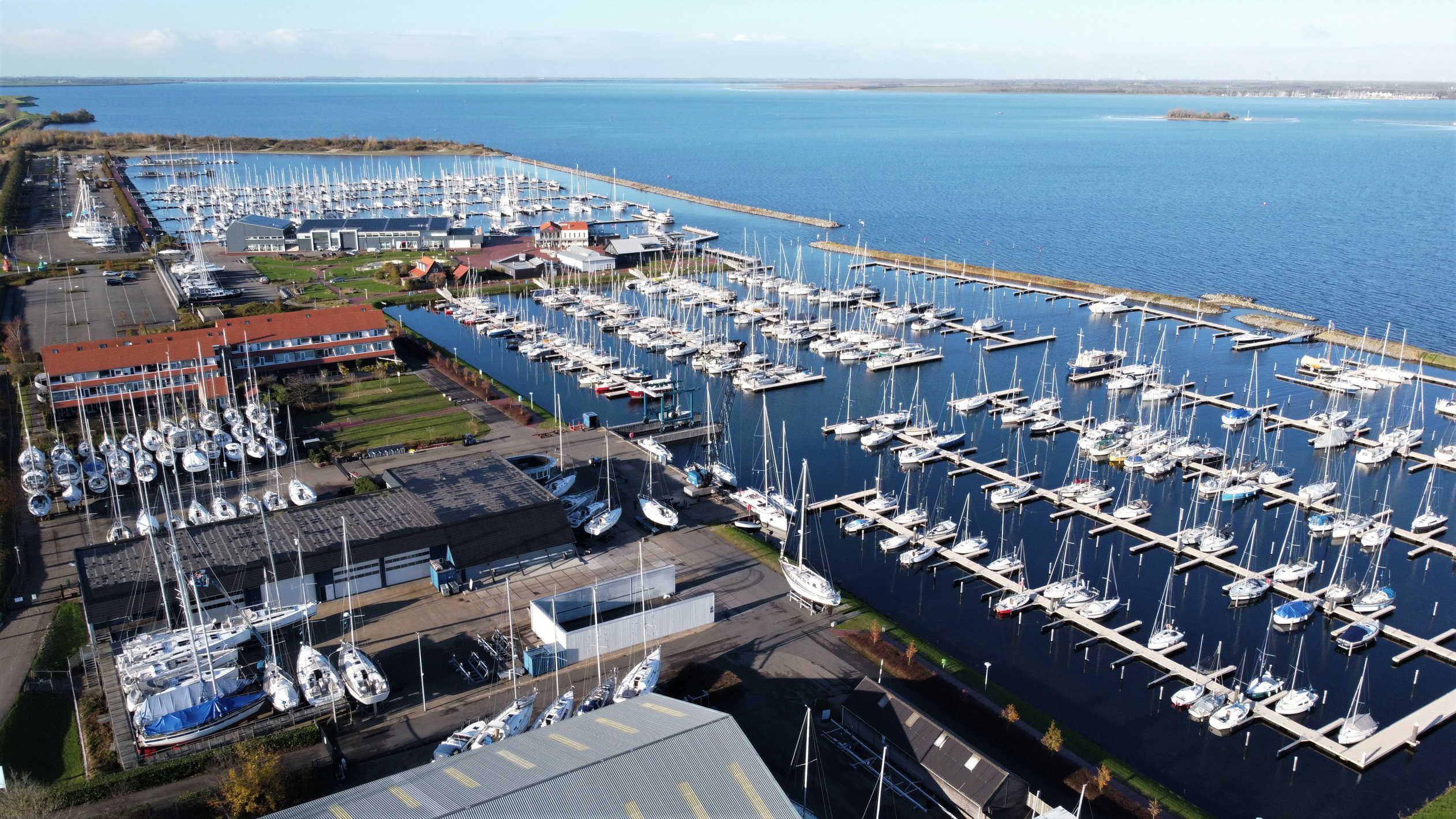 136 marinas in the Netherlands with clean showers and toilets, with restaurants and yacht and food shops.